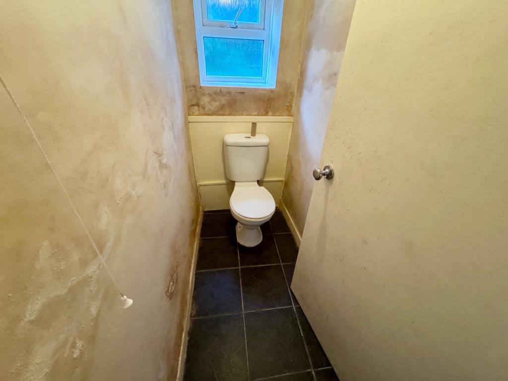Lot: 182 - SEAFRONT GARDEN FLAT FOR IMPROVEMENT - WC